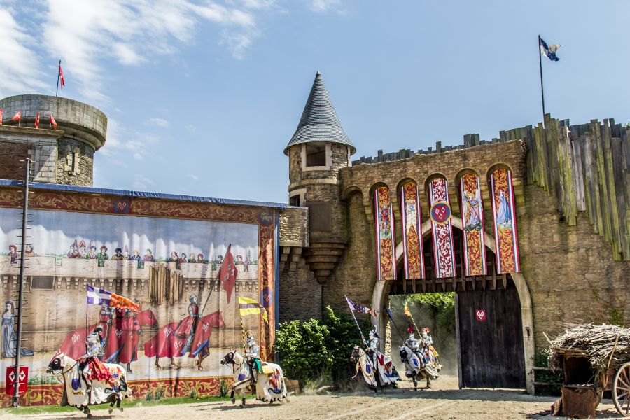 Camping Grand Pré : Les Chevaliers Et Le Château Du Puy Du Fou